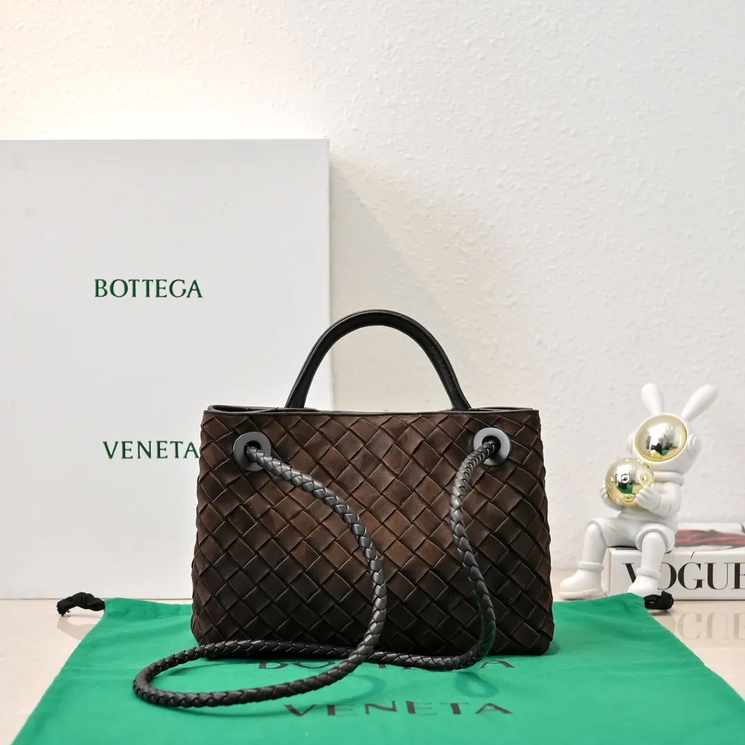 The 2024 new Andiamo batch 1920 BV has been shipped‼ ️Really popular🔥The new Andiamo woven handbag launched by Bottega Veneta this season is really popular all over the world! ! Celebrities at home and abroad have worn it, and Oscar-winning actress Michelle Yeoh has taken it out on the street. Song Jia, Trai Yara, Yu Feihong, Sanji Ayaka, Rosie Hunting-Whiteley, Yoshioka Riho, etc. have all picked up this bag. It is classic and versatile, showing off its temperament, and the bag capacity is also large, which is very convenient for daily commuting! ! A variety of carrying methods, the shoulder straps can be adjusted by yourself, the original lambskin feels soft and delicate, and the neutral style is created to break gender boundaries and bring a more practical and longer-lasting use experience. Andiamo, which has both elegant and casual styles, perfectly interprets the true appearance of "fashionable old money style". Style number: 7463 (suede) Size: 25*22*10.5cm
